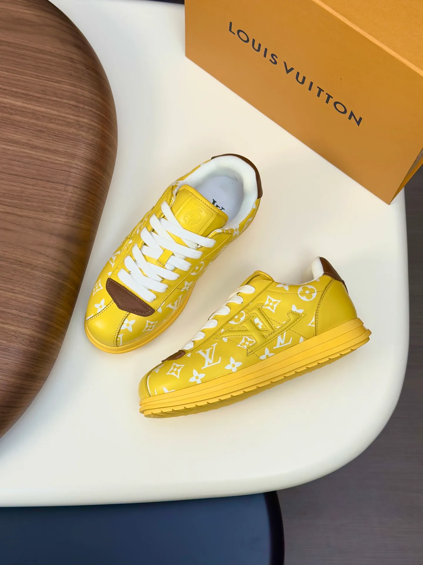 Factory direct sale ¥700💰Full set of packaging💰Top version LV-Louis Vuitton-Classic catwalk new style 1:1 developed replica of the original version! ! The upper foot is very comfortable. It is made of luxurious materials and fine workmanship. The midsole is printed with English letters "Made in Europe". The upper is made of calfskin imported from Italy. The side is decorated with the brand's LOGO and signature. The latest latex foot pads and mesh lining make the foot feel super comfortable. Original factory special supply of original two-color T men's shoes 💰U combination outsole. Bag technology Goodyear stitched edges Fabric: Exclusive custom first-layer cowhide Accessories: Exclusive private model Vuitton logo, lining: Customized silk mesh lining - first-layer silk cowhide lining Outsole: T men's shoes 💰U combination outsole wear-resistant, non-slip and anti-yellowing Foot pads: new latex pads-mesh sweat-absorbent Counter technology: fully computerized sewing machine wire drawing Toe cap Back cover Hot and cold shaping A complete set of pull-top lasts with medium and low logo patterns. Counter packaging - shoelaces, certificates, cards, instructions, certificates, dust bags. The most comprehensive packaging on the Internet. Men's model 339-44 (38/45 custom-made, non-returnable!
